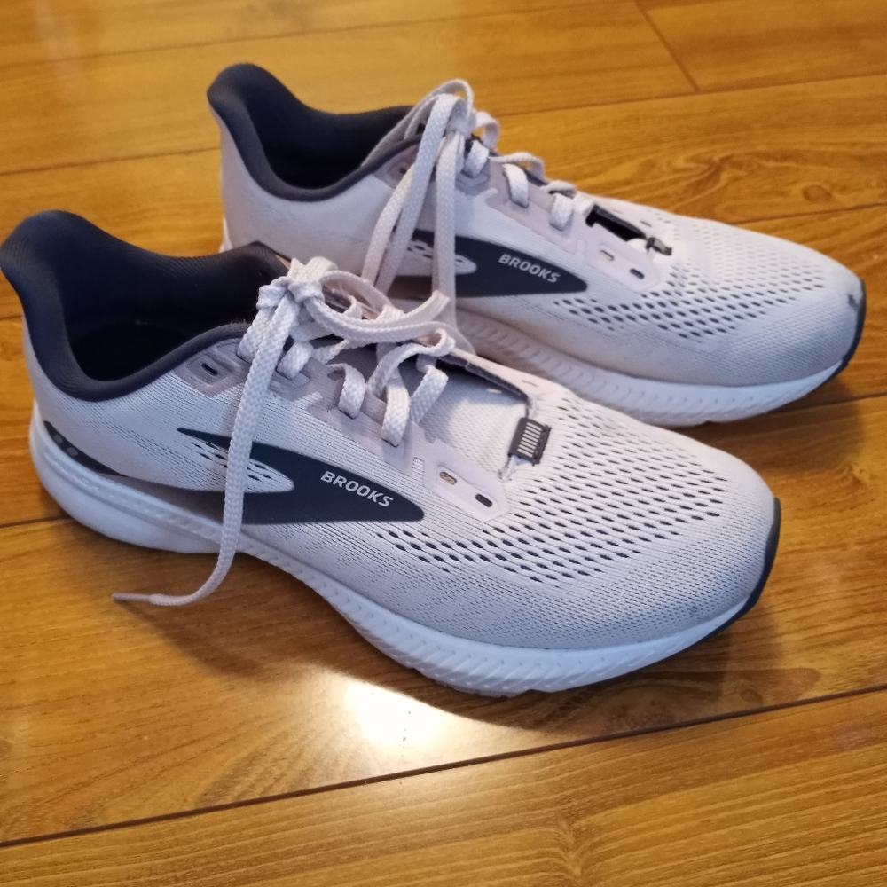 Brooks Launch 8 Womens Athletic Shoes Size 9 - 1203451B653
